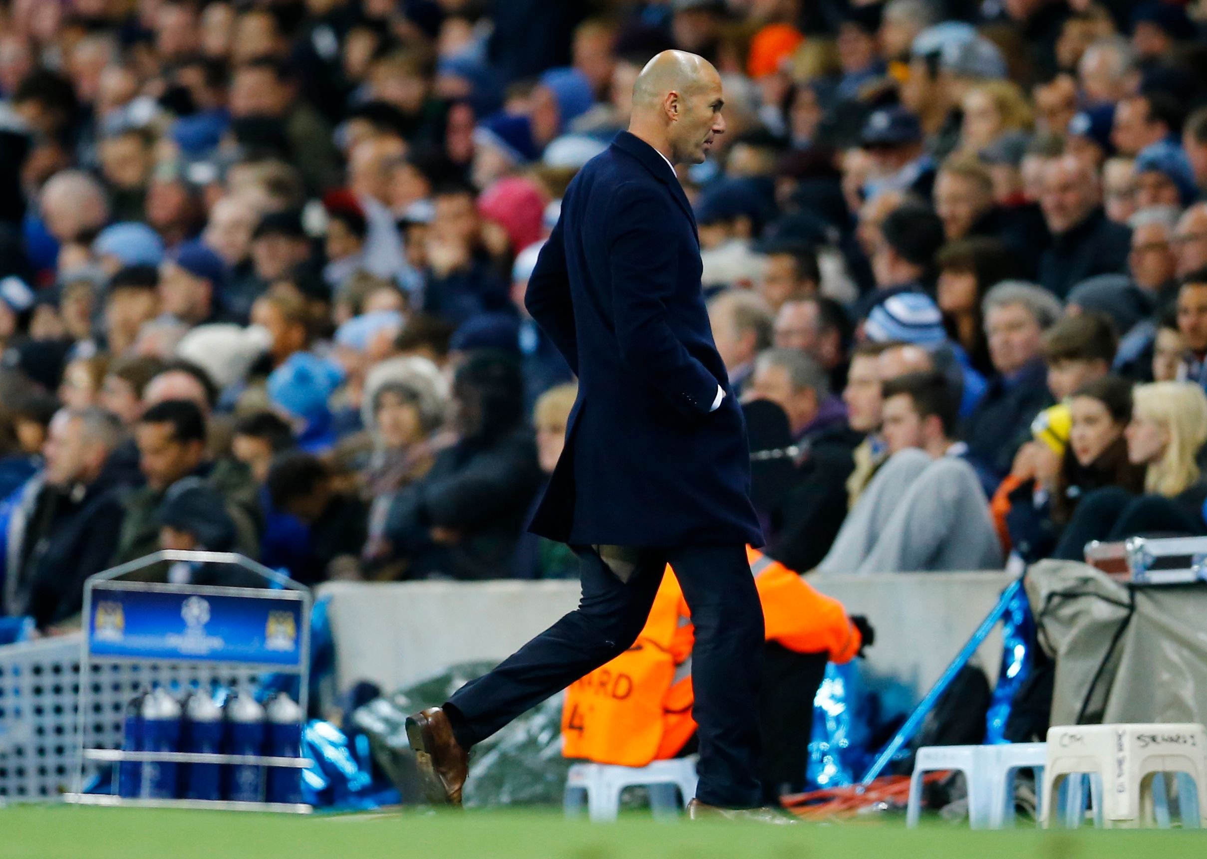 Die Hose von Zinedine Zidane wurde erneut in Mitleidenschaft gezogen.