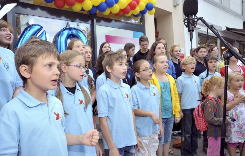 Die Wette wurde leicht gewonnen. Der Kinderchor „Cantalino“ animierte weit mehr als 100 Passanten zum Mitsingen.
