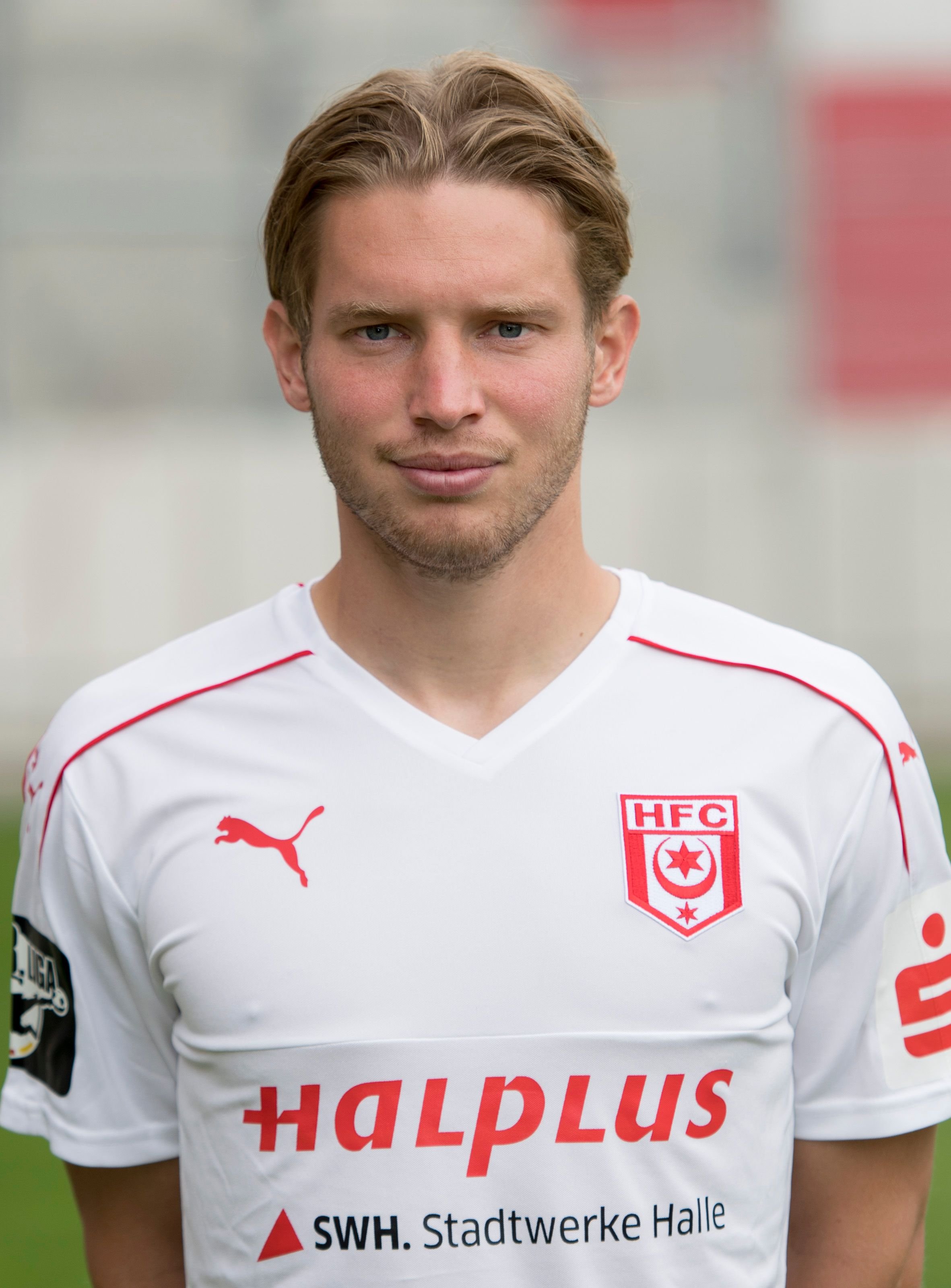 Mittelfeldspieler Florian Brügmann beim Fototermin für das offizielle Mannschaftsfoto des Halleschen FC zur Saison 2016/17.