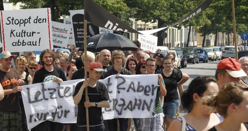 Demonstration für den Erhalt der Landesbühne Sachsen-Anhalt in Eisleben: Dabei zogen die Demonstranten vom Theater durch die Lindenallee zum Markt.