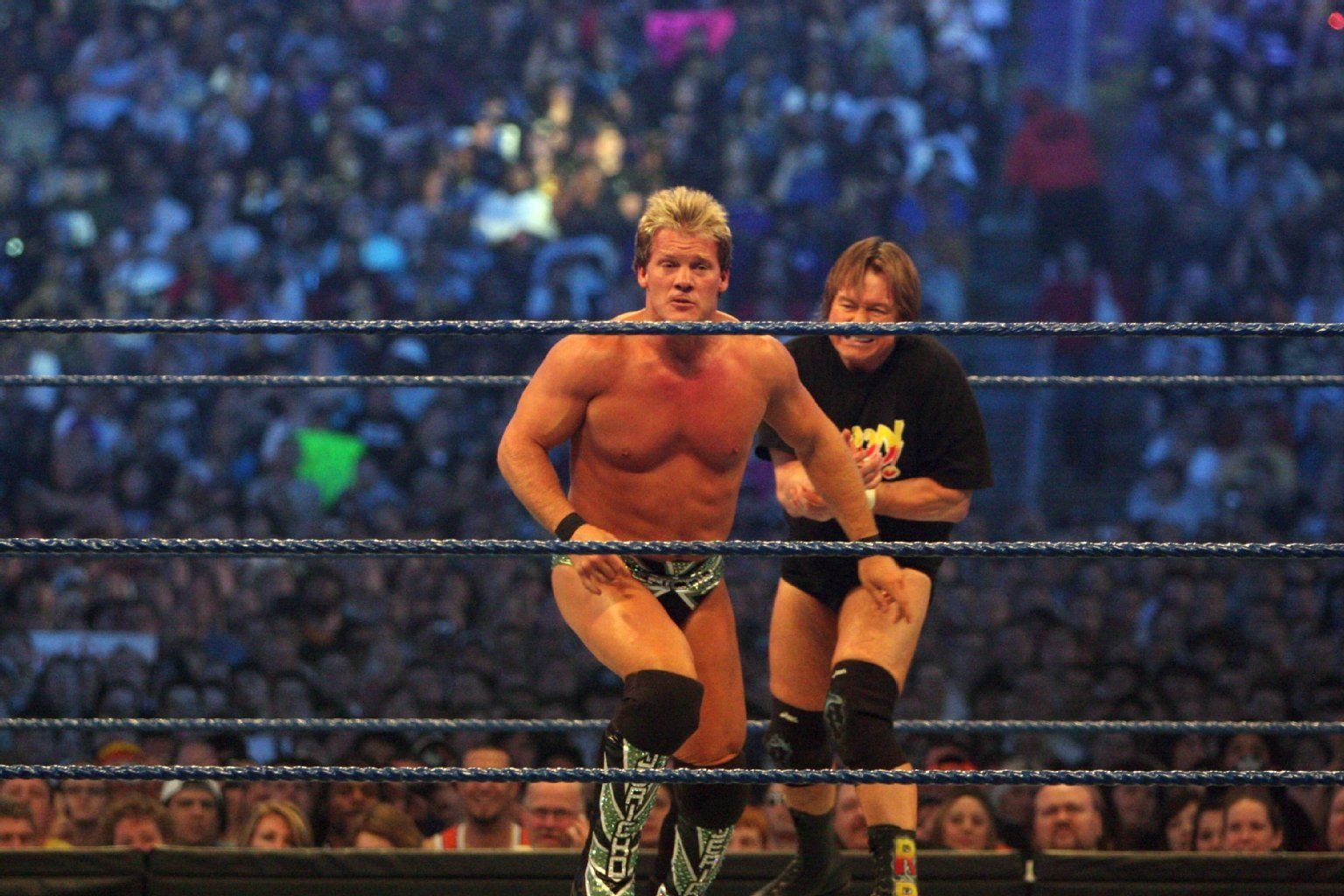 Rowdy Roddy Piper (im Hintergrund)