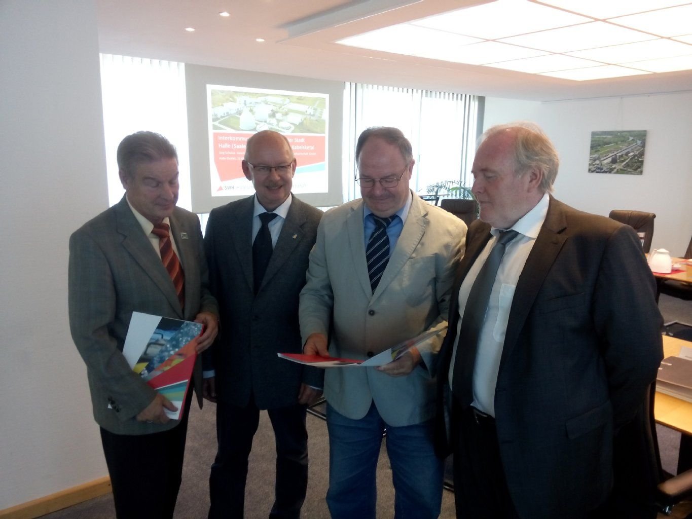 Die Bürgermeister von Kabelsketal und Schkopau, Kurt Hambacher und Andrej Haufe, sowie AZV-Geschäftsführer Reinhard Stahl und HWS-Chef Jörg Schulze (v.l.n.r.) stellten die Kooperationsvereinbarung zwischen Halle und dem AZV am Mittwoch in Halle vor.