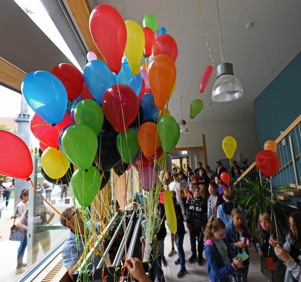 Die Schüler der Albert-Schweitzer-Schule lassen Luftballons mit Wünschen in den Himmel steigen.