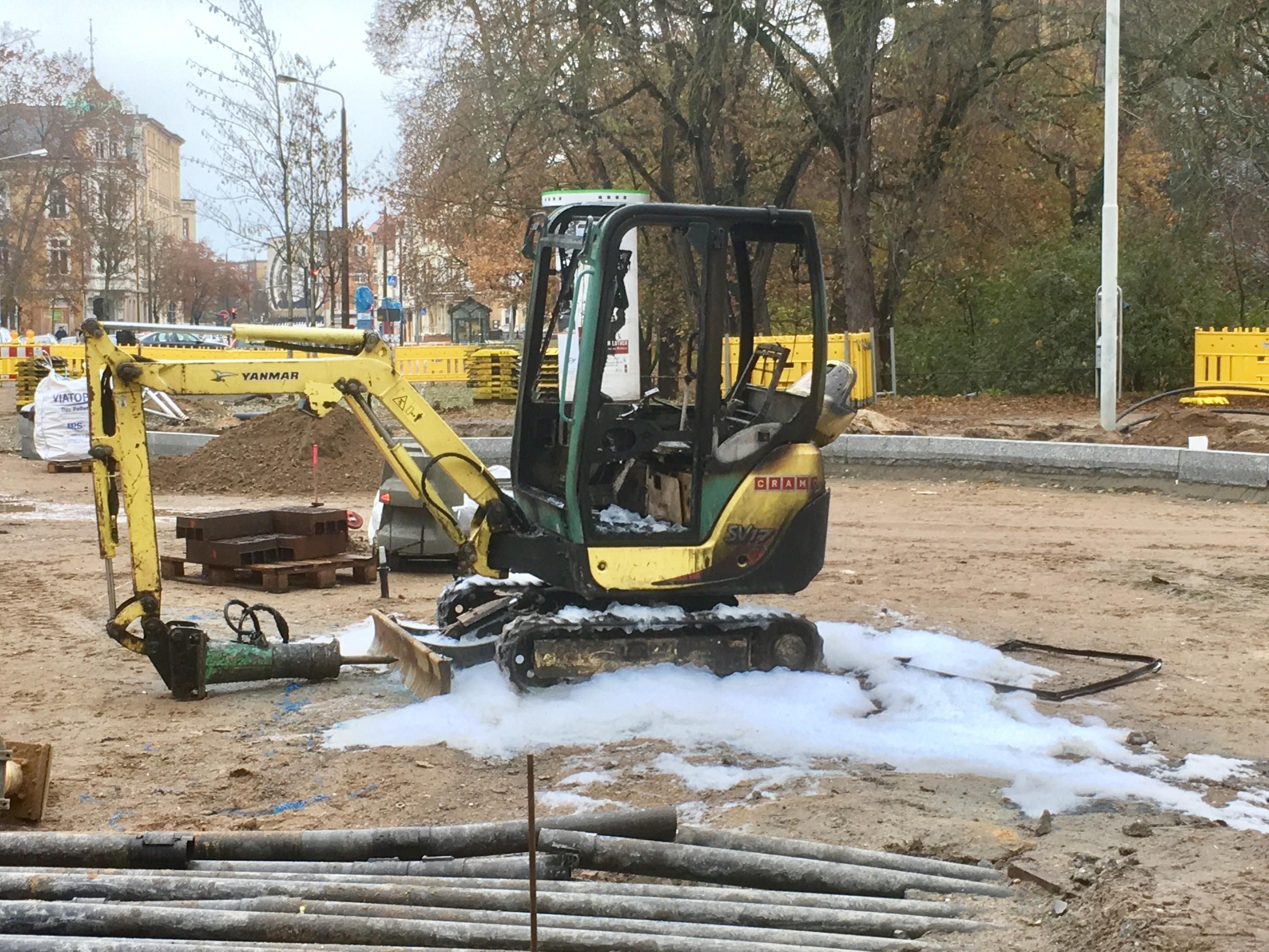 Der Minibagger in der Baustelle an der Kreuzung Mauerstraße/Neustraße/Fleischerstraße ist vollständig ausgebrannt.