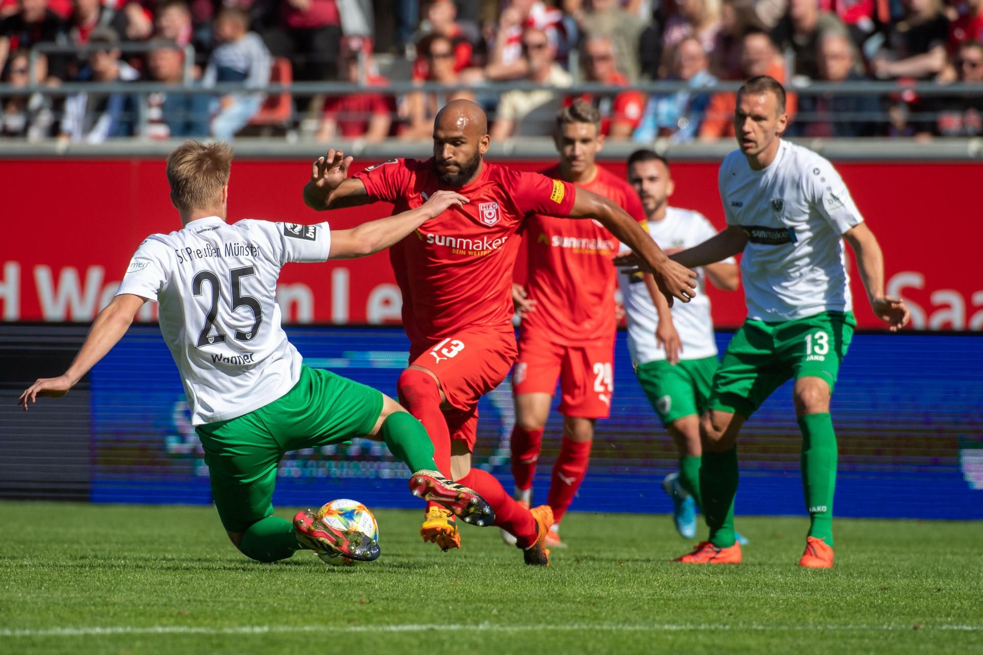 HFC-Stürmer Terrence Boyd im Zweikampf mit Münsters Fridolin Wagner.