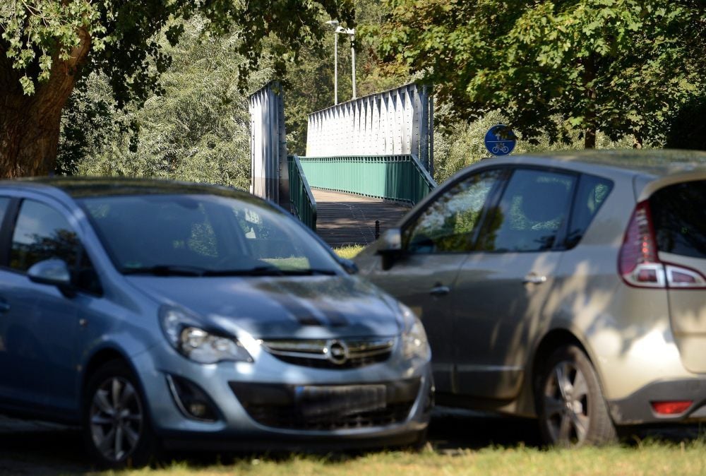Vom Parkplatz am Sommerbad muss man nur über die Fußgängerbrücke über die Weiße Elster gehen und ist schon am Thälmannstadion.
