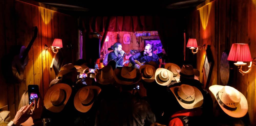 Ein Konzert auf ganz kleinem Raum: „The BossHoss“ (Alec Völkel und Sascha Vollmer, rechts) auf der Bühne im Truck-Anhänger.