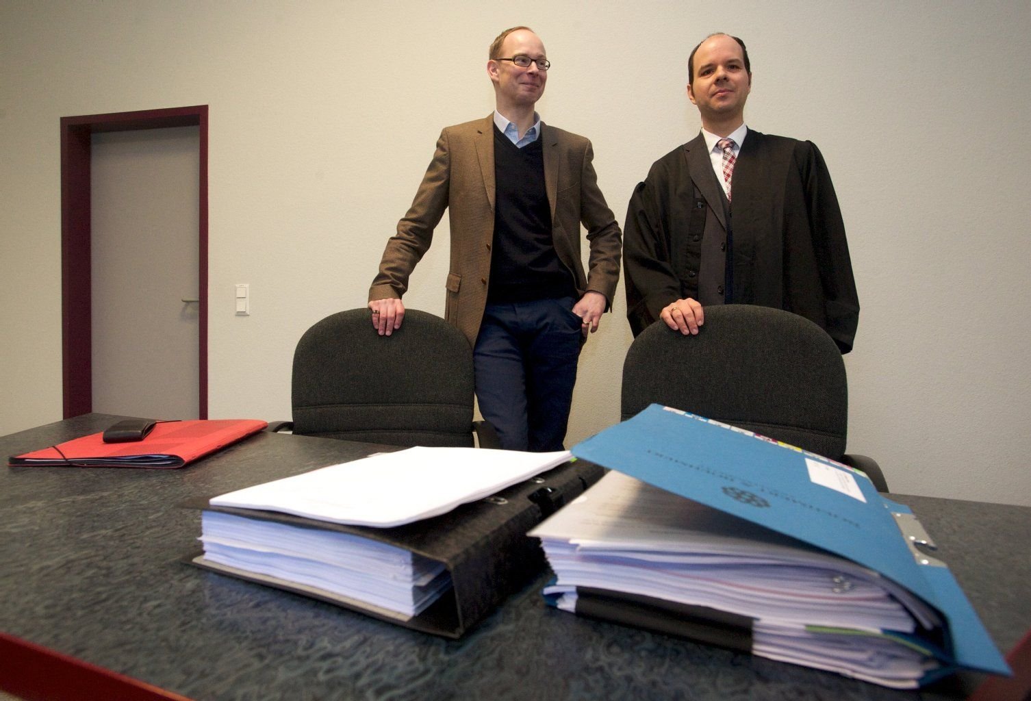 Der Verwaltungsleiter der Stiftung Bauhaus Dessau, Florian Bolenius (l.) und Rechtsanwalt Christian Czychowski stehen im Landgericht Dessau in Dessau-Roßlau.