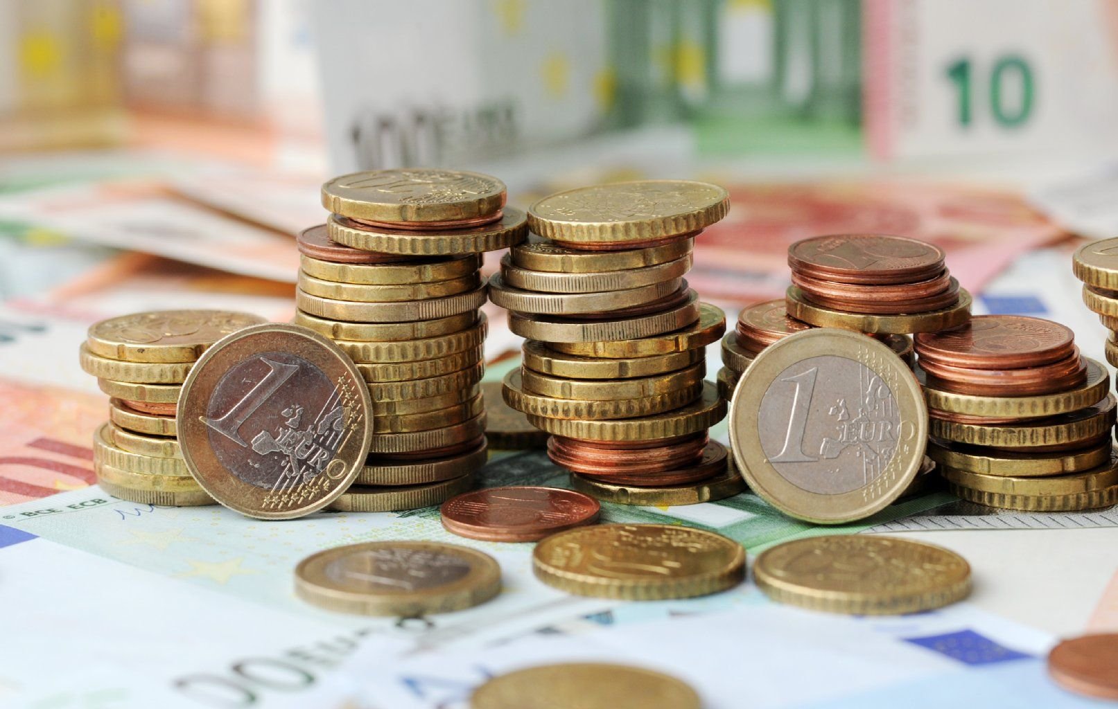 Anleger, die bereit sind Kursschwankungen zu akzeptieren, können in Aktien investieren. Aber es gibt auch Alternativen für vorsichtige Sparer.