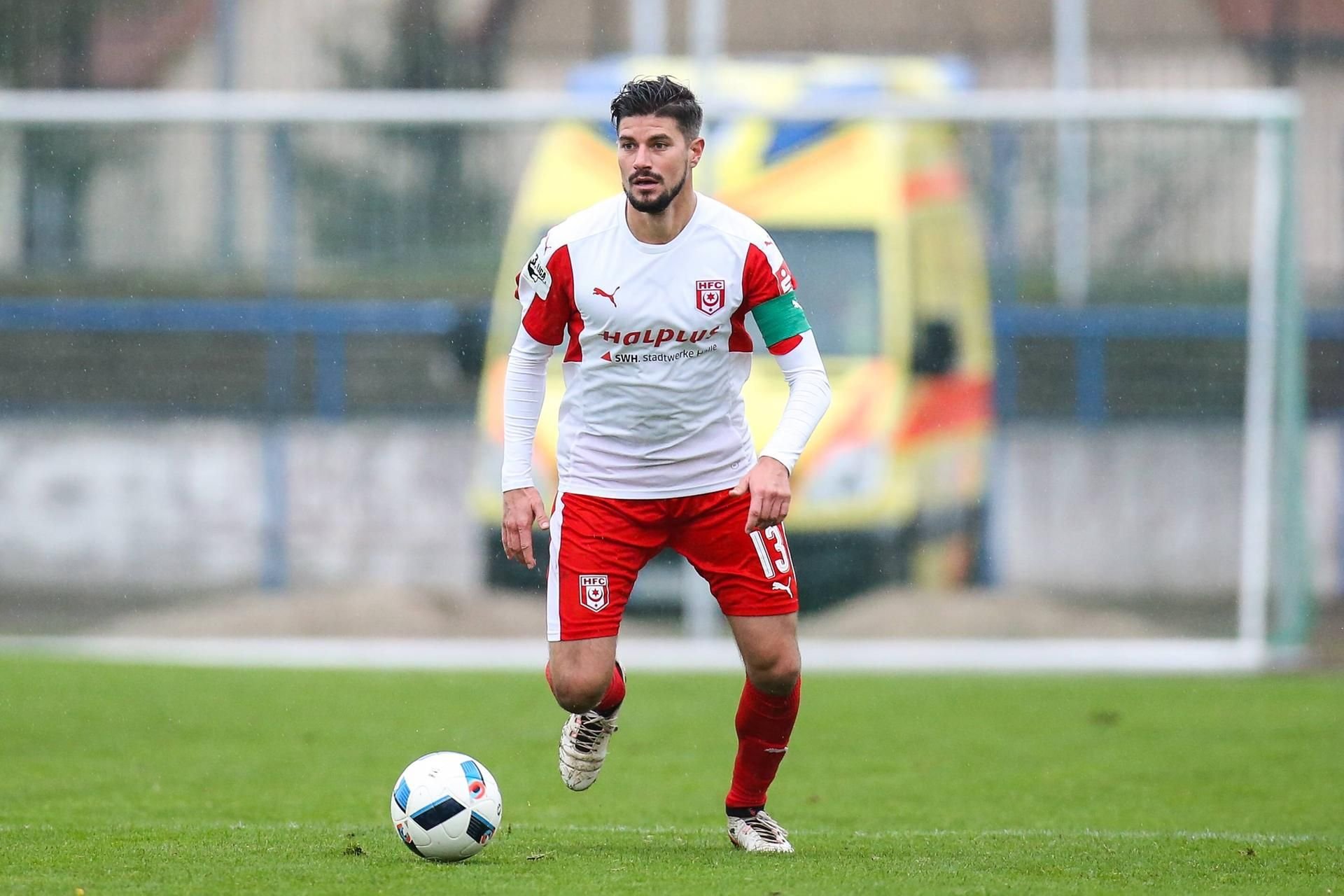 Stefan Kleineheismann, hier 2017 als HFC-Kapitän am Ball.