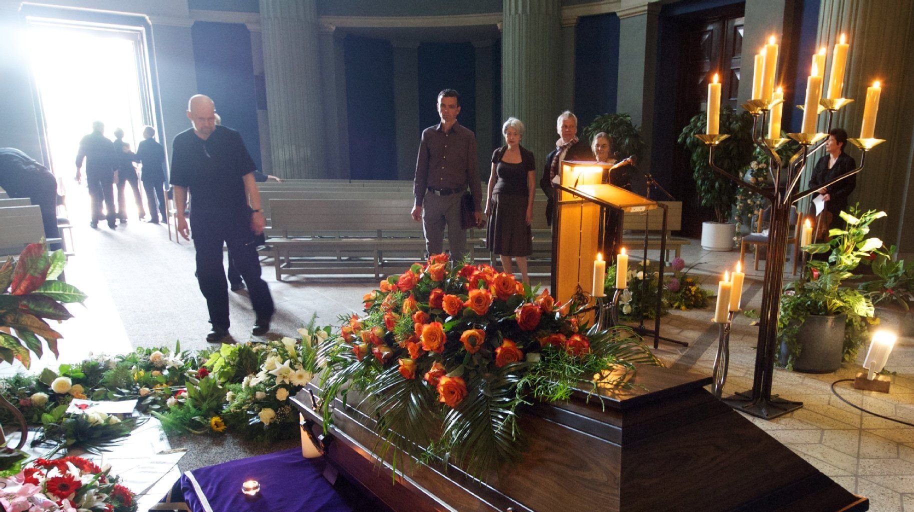 Der Sarg des Malers Willi Sitte (1921-2013) steht in der Trauerhalle.