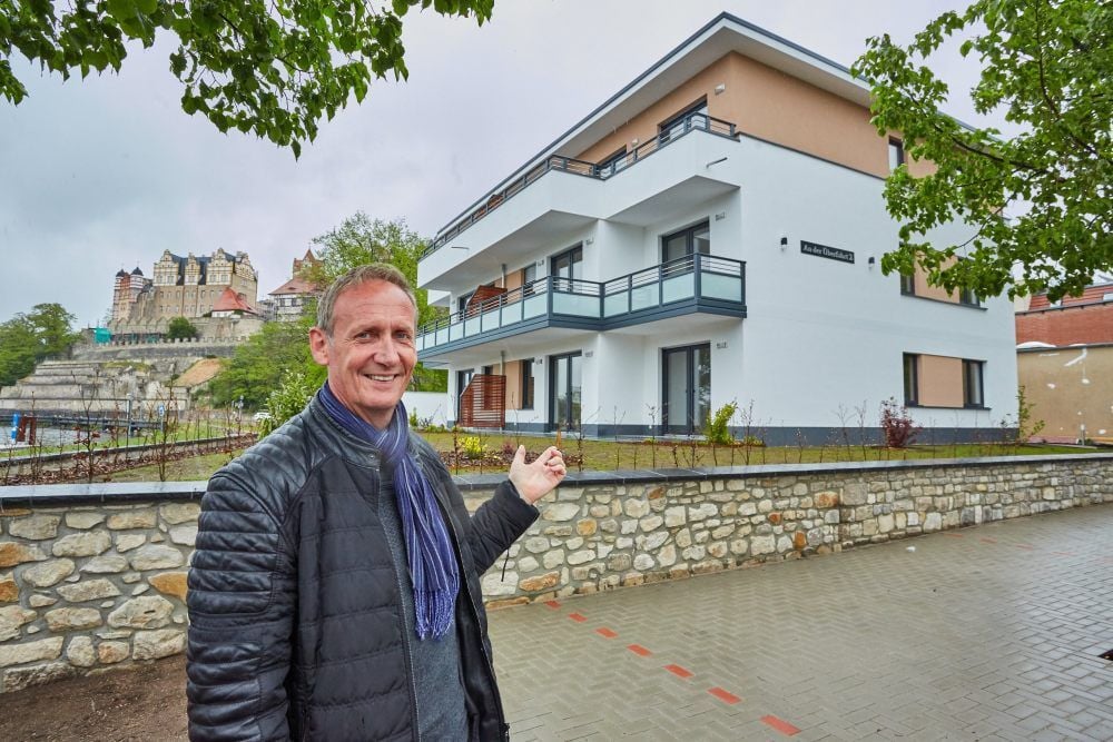Das neue Mehrfamilienhaus direkt an der Saale in Bernburg ist fertig. Investor Andreas Gerstenberger hat schon alle Wohnungen verkauft oder vermietet.