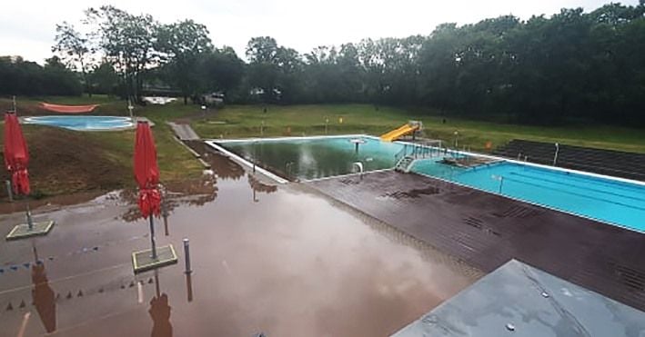 Nur wenige Tage nach der Eröffnung haben die sintflutartigen Regenmassen am Samstagabend auf dem Gelände in Trotha ihre deutlichen Spuren hinterlassen. Das Wasser spülte große Mengen Erdreich ins Schwimmbecken und setzte Teile der Anlage unter Wasser.