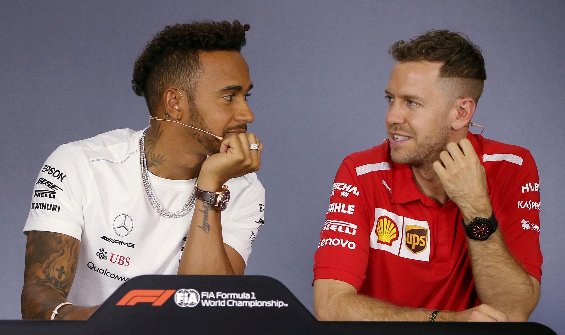 Sebastian Vettel (r.) will auch in der Saison 2018 wieder Weltmeister Lewis Hamilton jagen.