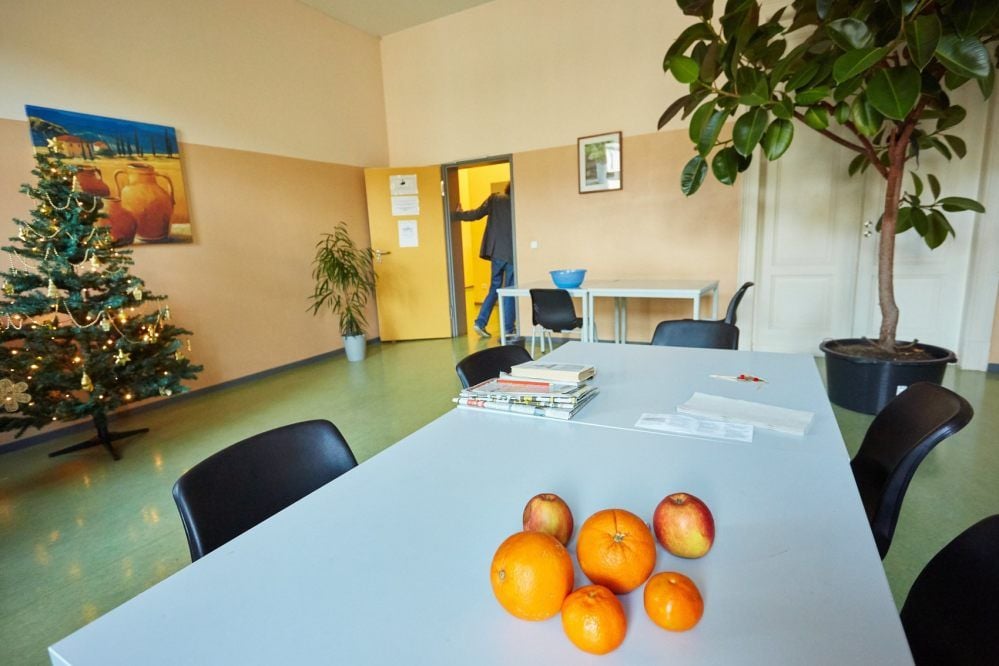 Ein Blick in den Aufenthaltsraum des Sozialzentrums in Bernburg