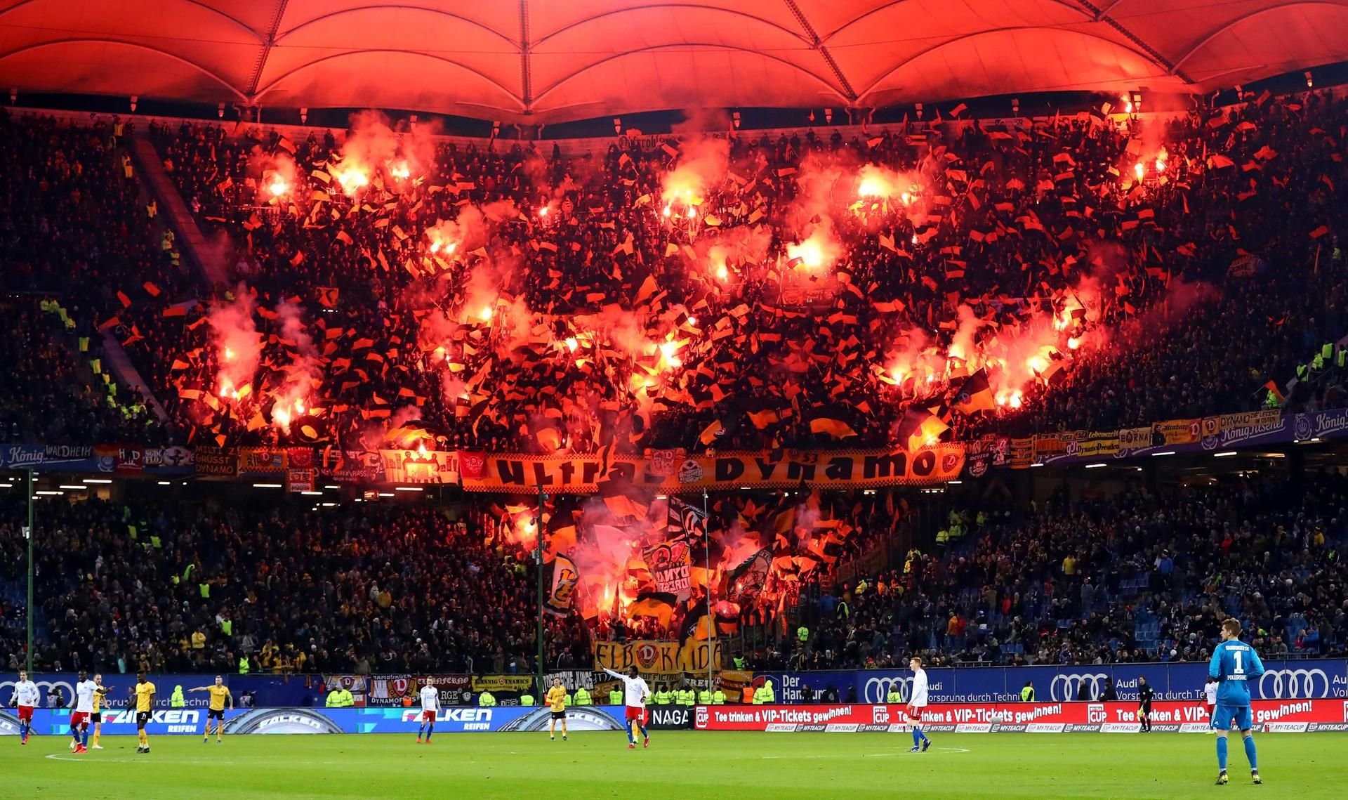 Beim Aufeinandertreffen zwischen dem HSV und Dynamo Dresden zündeten die Sachsen Pyrotechnik.
