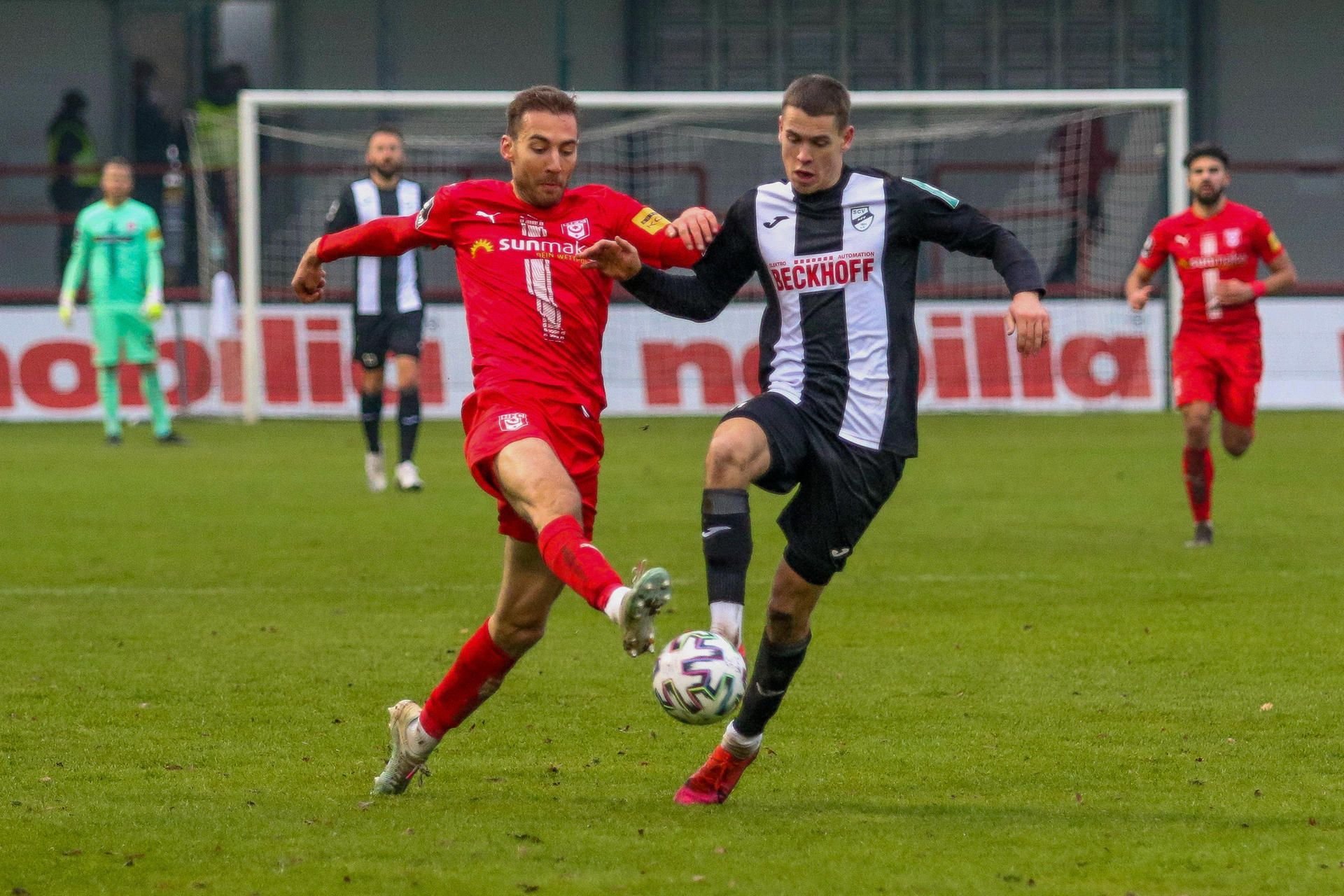 HFC-Stürmer Michael Eberwein im Zweikampf gegen Christopher Lannert.