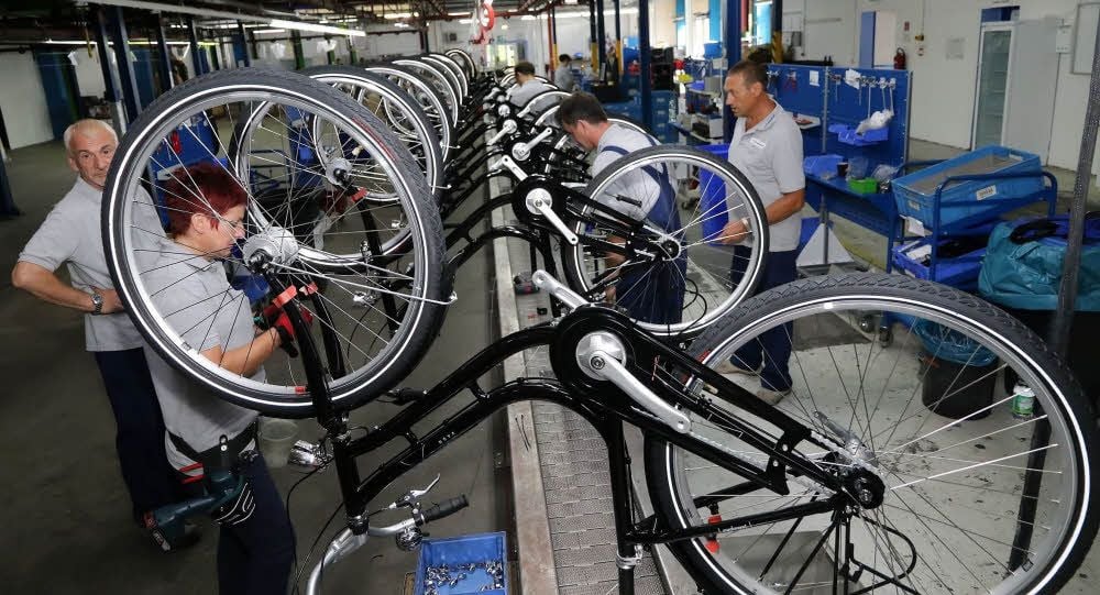 Blick in die Montagehalle zu Beginn der Produktion im August 2017. Mittlerweile sind die Hälfte der dort produzierten Räder E-Bikes.