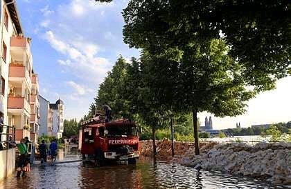 Feuerwehrleute arbeiten in Magdeburg in der Zollstraße an Schutzdeichen gegen das steigende Hochwasser der Elbe.