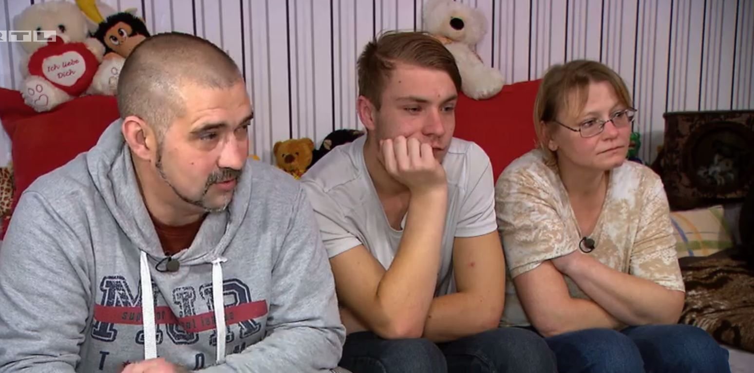 Familie Schubardt will sich mit einem eigenen Imbisswagen selbstständig machen. Doch dann wird Sohn Patrick (Mitte) zusammengeschlagen.