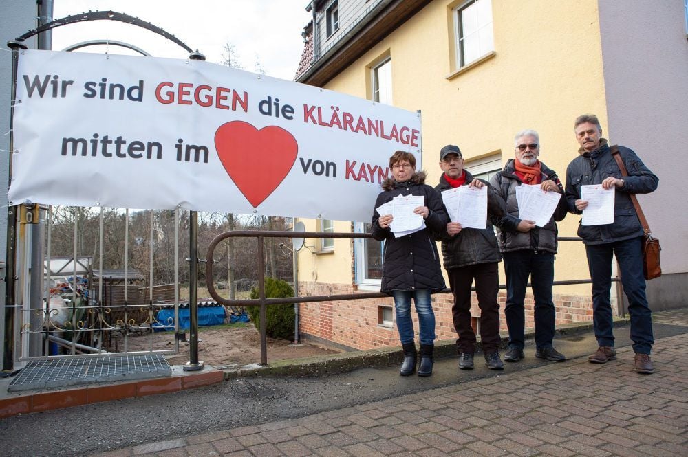 Immer wieder protestieren Bürger gegen den Standort der geplanten Kläranlage mitten in Kayna. Dagegen wurden zahlreiche Unterschriften gesammelt.