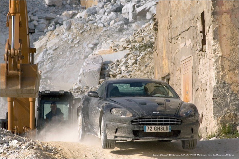 In ein Quantum Trost (2008) wird der Aston Martin DBS ordentlich rangenommen.