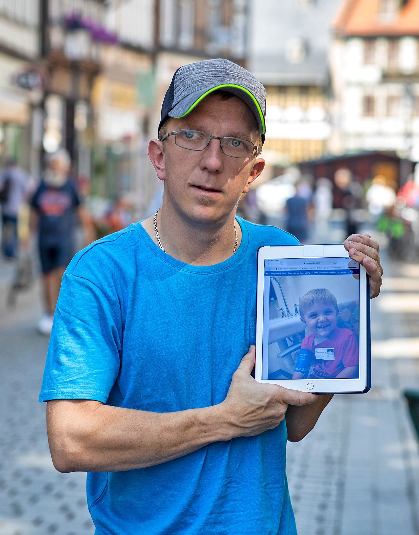 Mario Scharfe aus Wernigerode kennt den kleinen Riley bisher nur von Bildern.