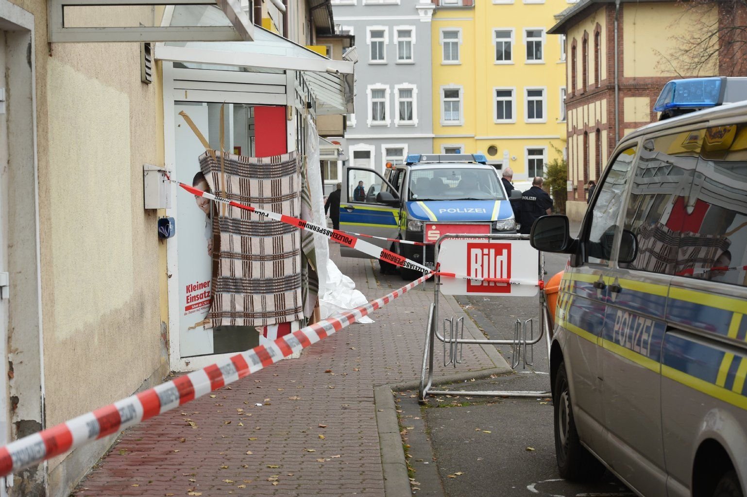 Beamte sichern nach der Messerstecherei vor der Spielothek "Spiel in" im Naumburger Uta-Center die Spuren.