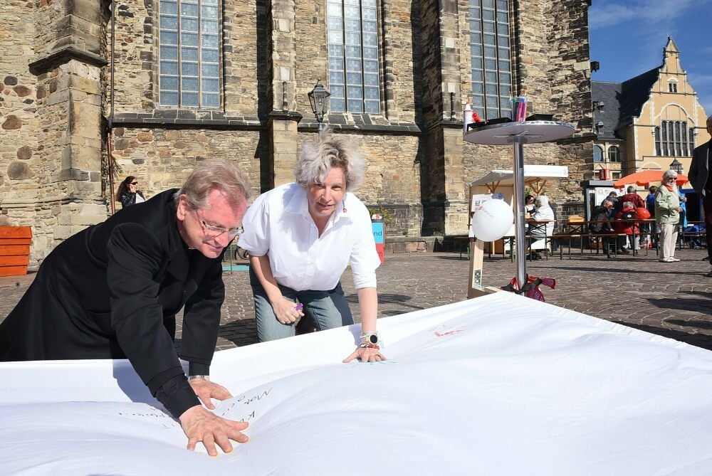 Am Stand des Malteser-Hilfsdienstes entstand ein großes Plakat mit Wünschen und Gedanken der Besucher zum Tag der deutschen Einheit. Auch Pfarrer Armin Kensbock verewigte sich mit seinem Handabdruck.