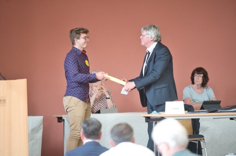 Richard Meseg, Schüler am Europagymnasium Thale, übergibt eine Mappe mit 4.245 Unterschriften an Landrat Martin Skiebe.