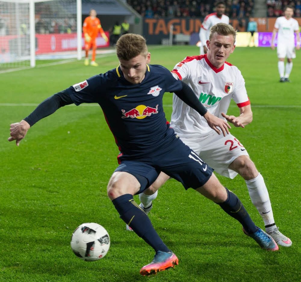 Neu-Nationalspieler Timo Werner (vorn) im Duell mit dem Augsburger und Ex-Leipziger Georg Teigl