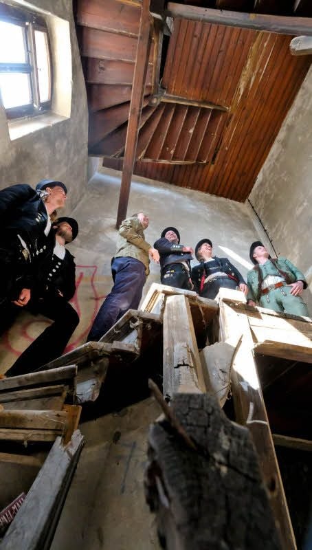 Auch die Treppe zum Turm des Peißnitzhauses wird im Sommer von den freireisenden Gesellen erneuert.