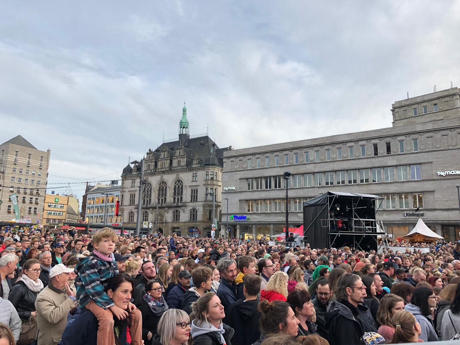 Bei #HalleZusammen wechselt sich ruhige und freudige Stimmung ab. Es ist eine Veranstaltung für alle: Jung, Alt, Familien und Jugendliche sind auf dem Markt.