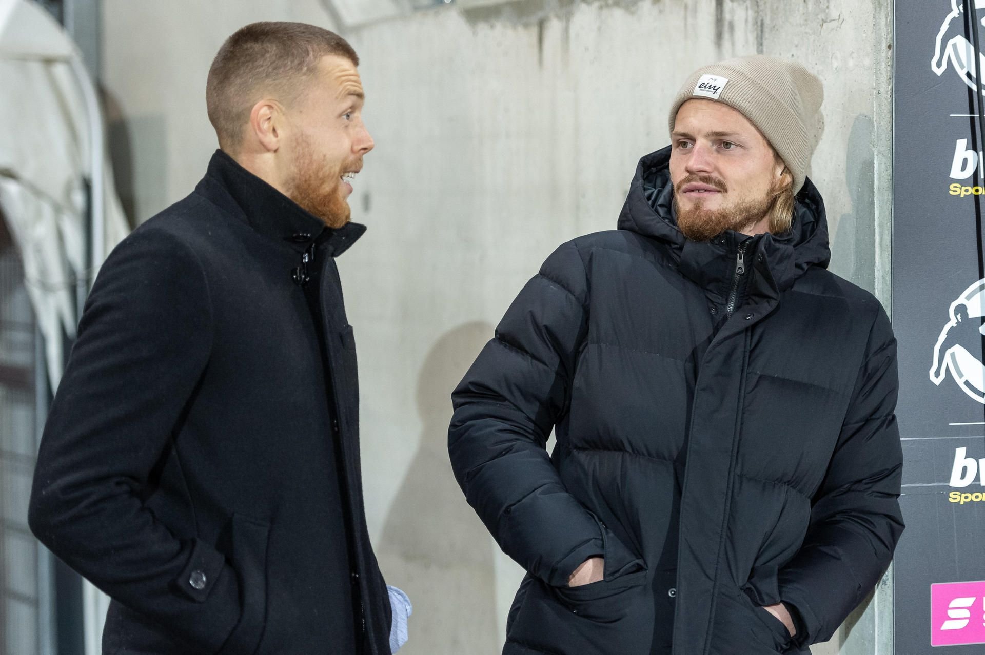 Die verletzten HFC-Profis Fabian Menig und Marcel Titsch Rivero (r.) sind im Erdgas Sportpark live dabei.