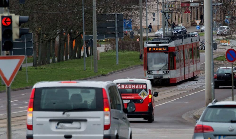 Eine Straßenbahn rollt durch Merseburg.