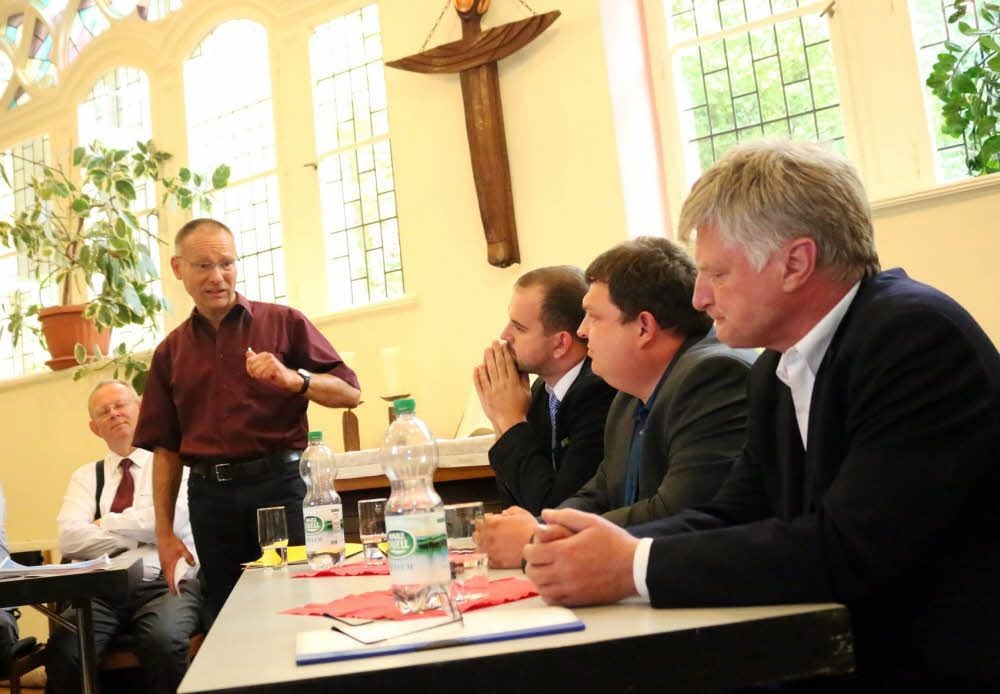 Pfarrer Wolfram Hädicke moderierte und fühlte den AfD-Mitgliedern Daniel Roi, Hannes Loth und Ulrich Oehme (v.l.) auf den Zahn.