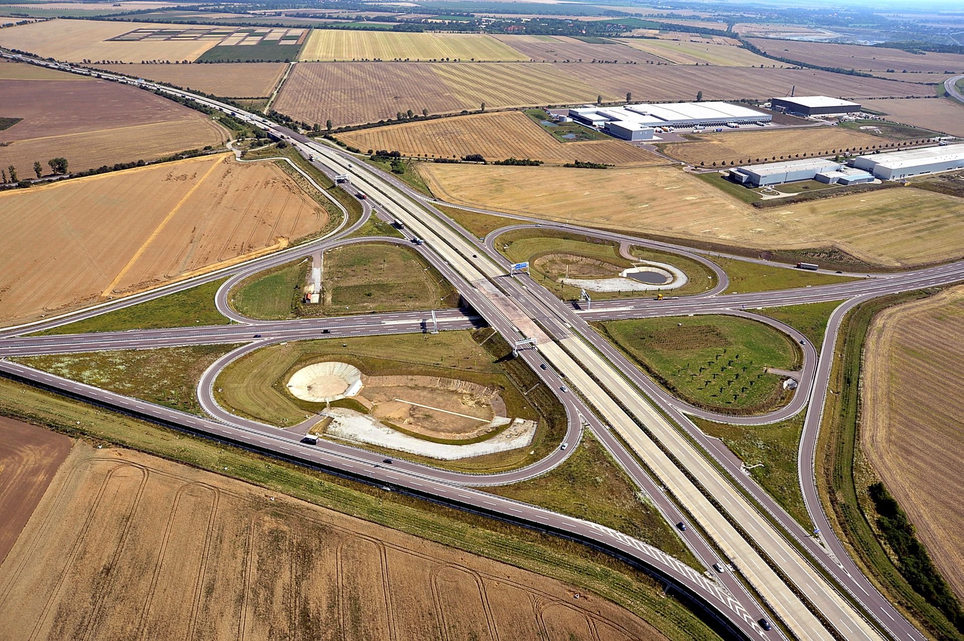 Luftbild des Kreuzes Bernburg, die Autobahn 36 verläuft ab hier weiter als Bundesstraße 185, darüber wird die Autobahn 14 geleitet.