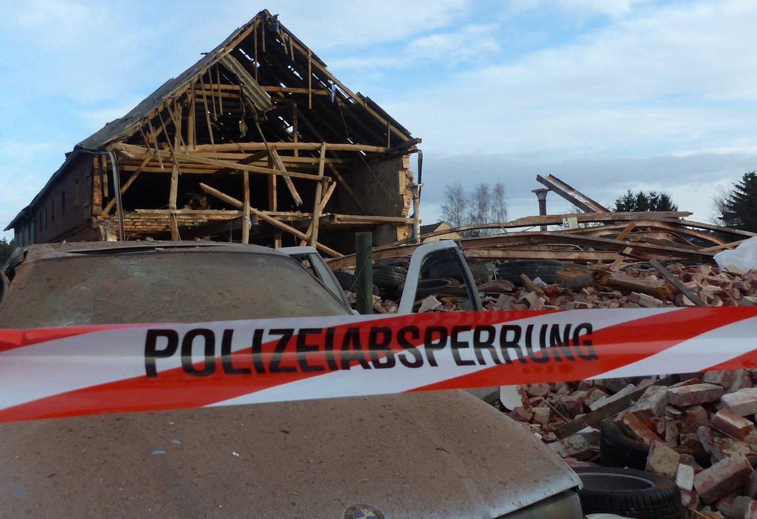 Bei der Explosion einer Scheune in Vahrholz bei Kalbe ist ein Mann ums Leben gekommen.