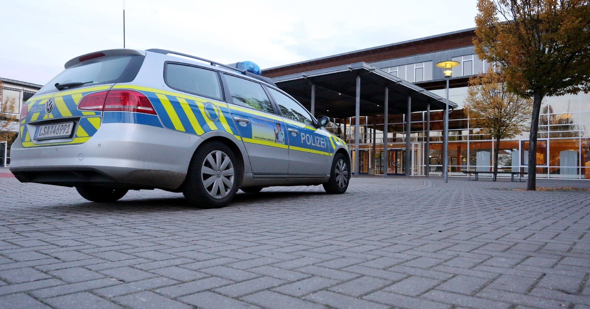 Streifenwagen der Polizei vor dem Gymnasium in Landsberg