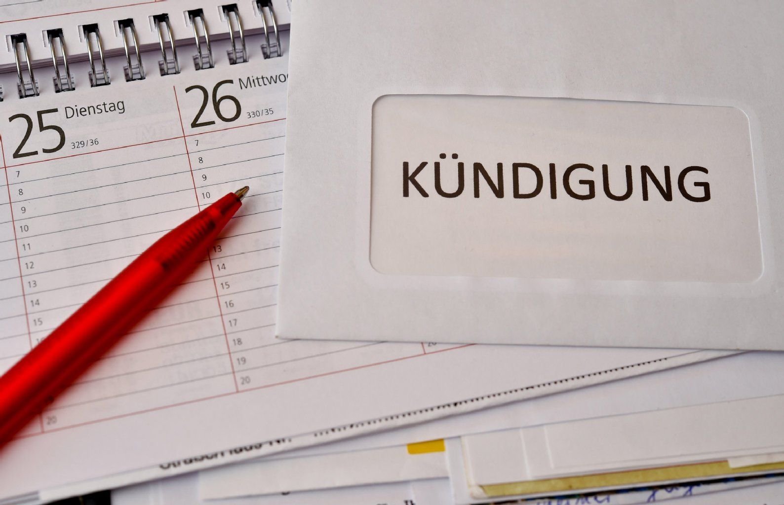 Das Bundesarbeitsgericht entschied, dass sich die Kündigungsfristen von Arbeitnehmern mit zunehmender Beschäftigungsdauer erhöhen dürfen.