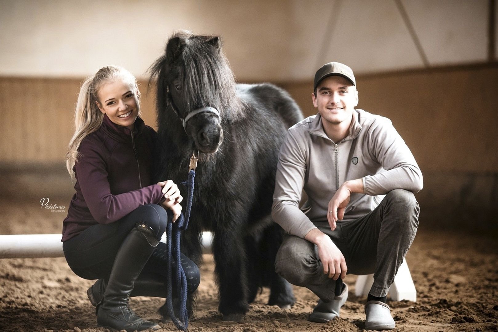 Michelle und Alexander Buchholtz - hier mit Pony Karlchen - stellen auf ihrem Reiterhof in Rieder den Sport in den Mittelpunkt.
