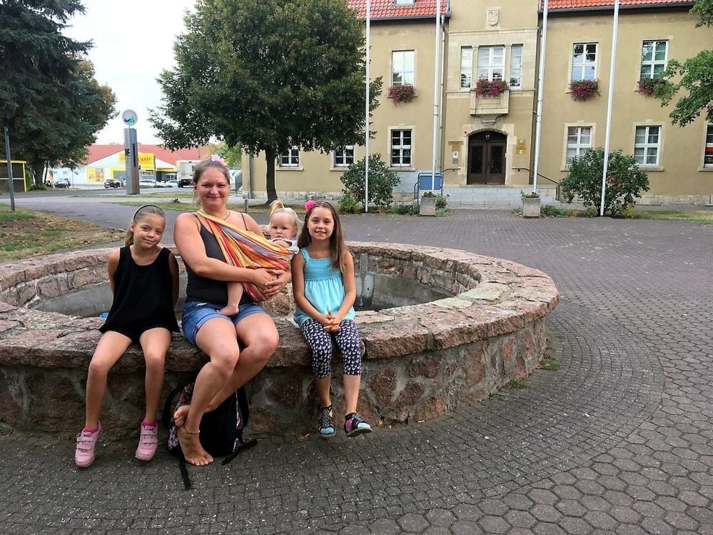 Die Nachterstedterin Sindy Krause mit ihren Zwillingen Charlotte (li.) und Olivia und dem Baby Anneliese wollen Geld für die Sanierung des Rathausbrunnens zusammenbekommen.