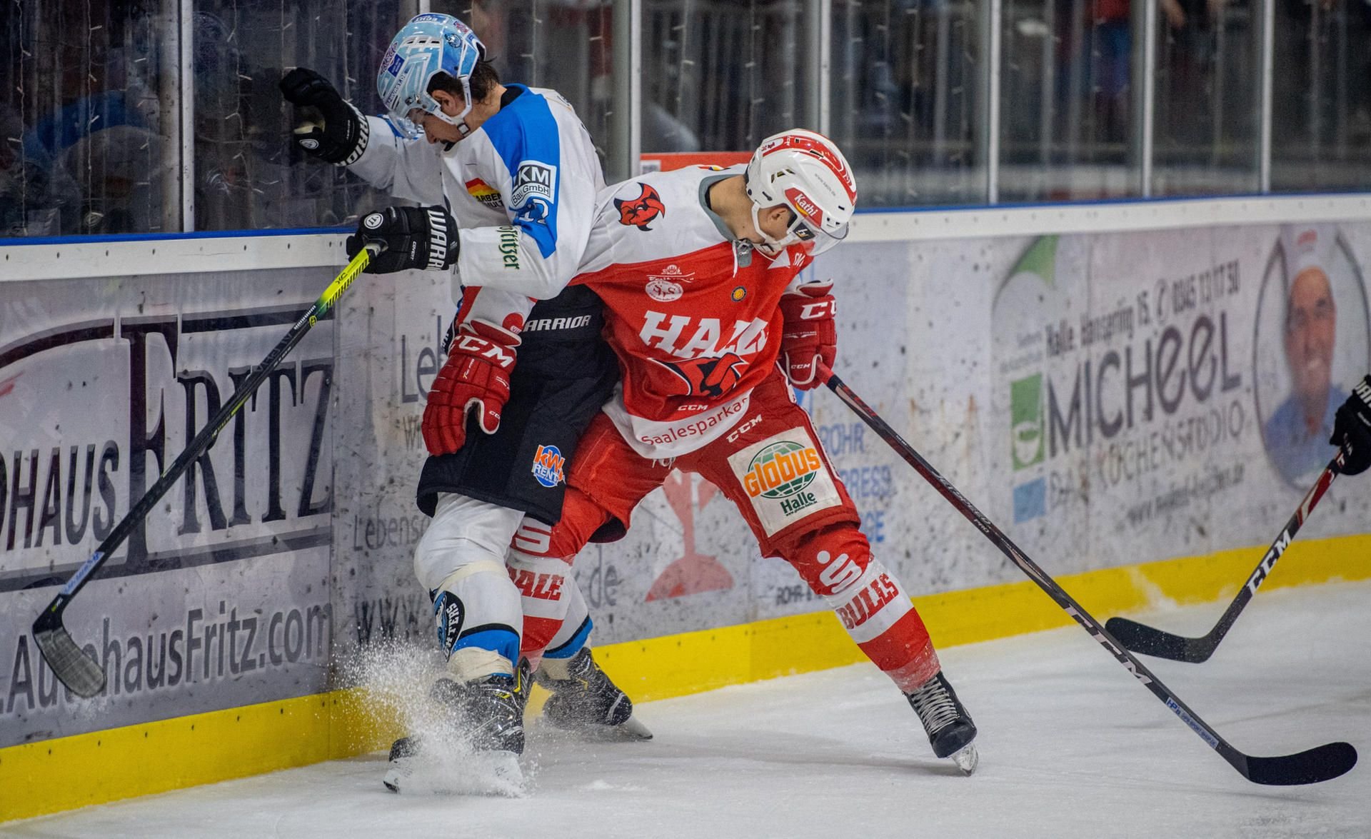 Lukas Valasek (r.) spielt eine weitere Saison für die Saale Bulls.