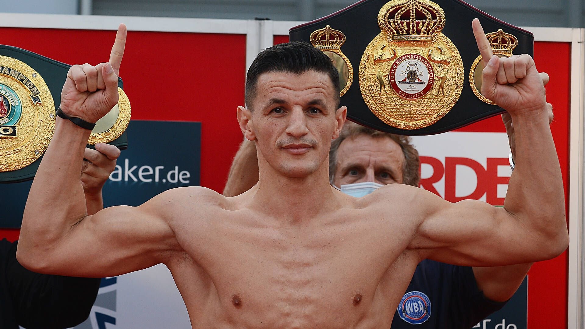 Robin Krasniqi war gegen Dominic Bösel klarer Außenseiter. Eine Unachtsamkeit des Halbschwergewichts-Champions sorgte jedoch dafür, dass Krasniqi nun im reifen Alter erstmals Weltmeister ist.