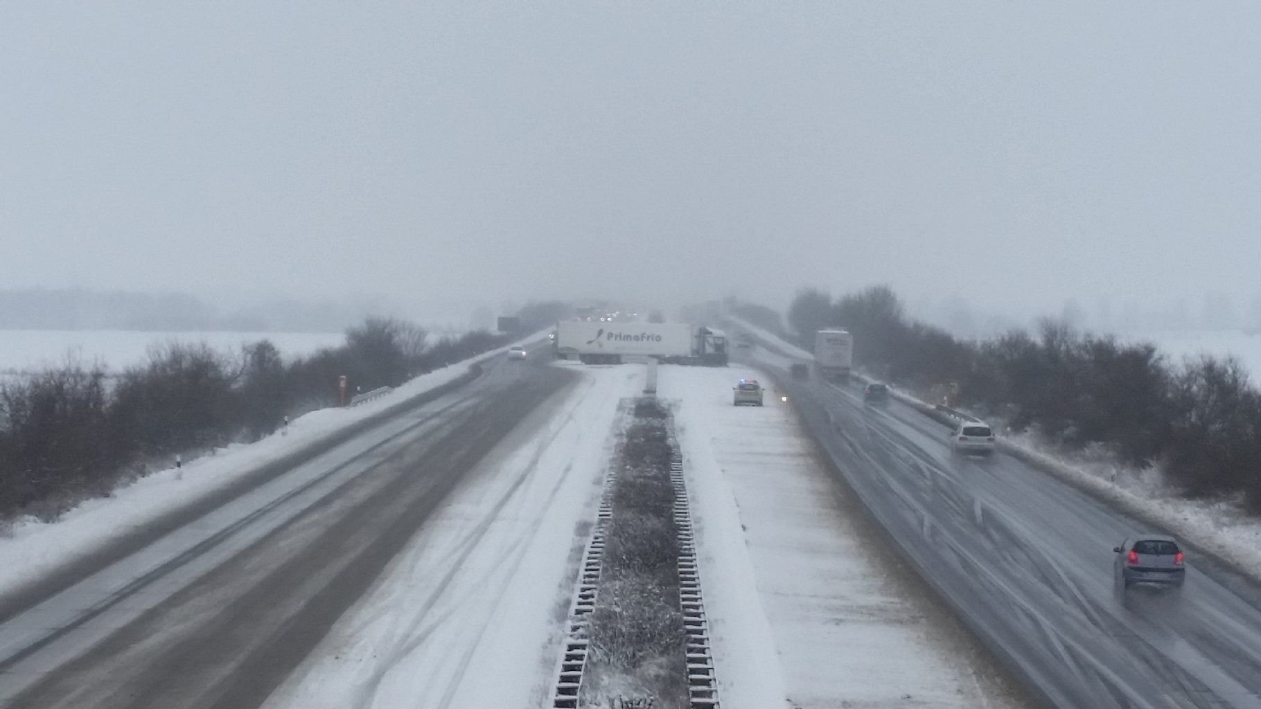 Ein Lkw blockiert nach einem Unfall mehrere Spuren auf der A9 bei Bad Dürrenberg