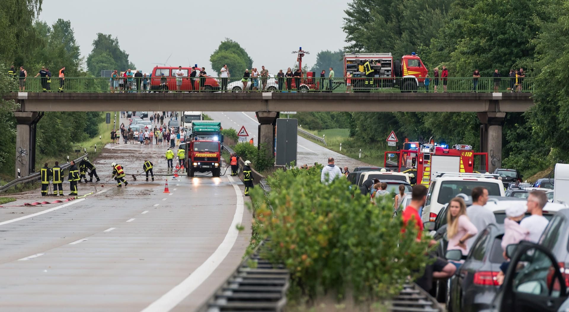 Ein kilometerlanger Stau bildete sich auf der Autobahn 14 am 1. Juni 2018, die nach Starkregen von Wasser- und Schlammmassen überflutet wurde.