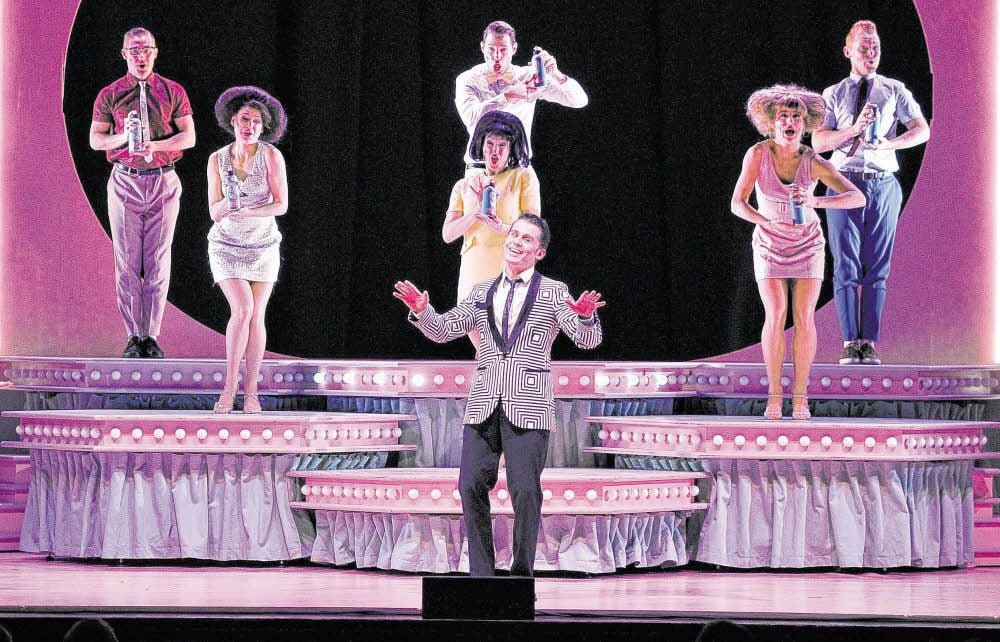 Janko Danailow (vorn) im Muscial „Hairspray“.