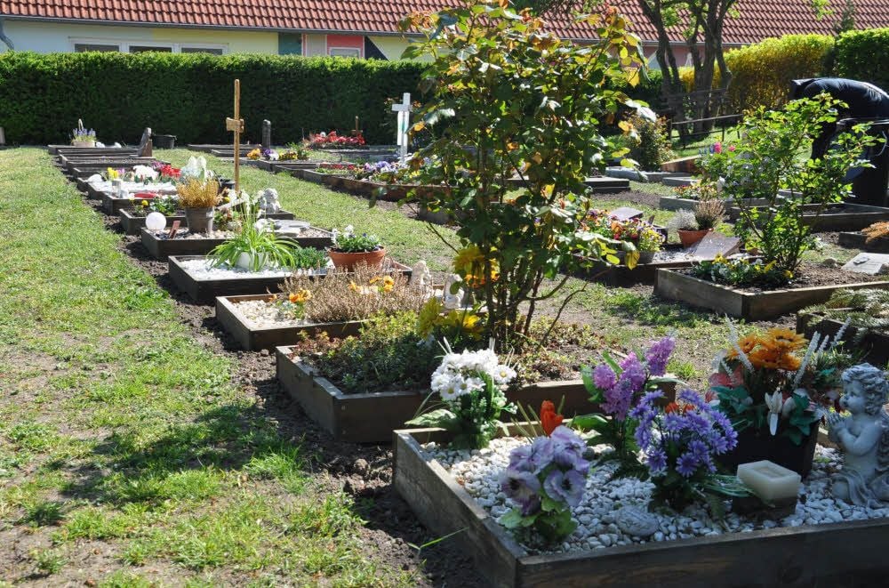 Gepflegte Gräber auf dem Tierfriedhof am Tierheim