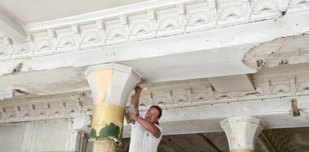 In der Geiststraße 21 saniert Stuckateur Henry Thürer den alten Laden.