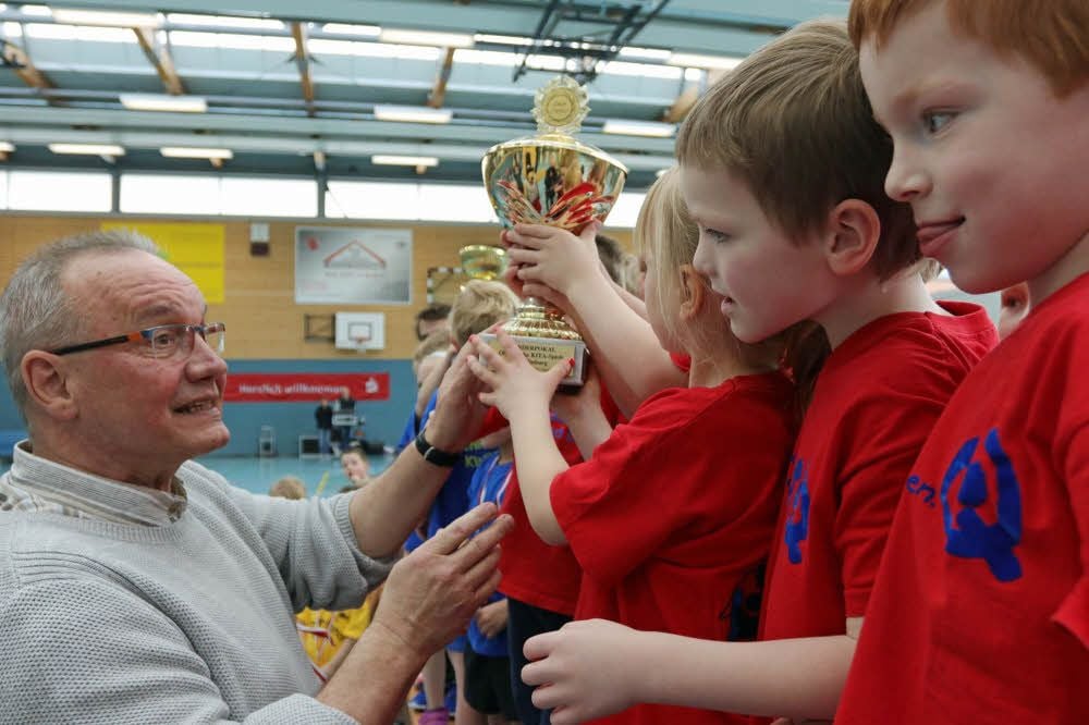 Das Siegerteam von der Kita Sonnenkäfer bekommt den Pokal von Oberbürgermeister Frank Ruch überreicht.